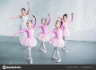 Чарівні Діти Рожевих Спідницях Які Практикують Балет Молодим Вчителем Балетній — стокове фото